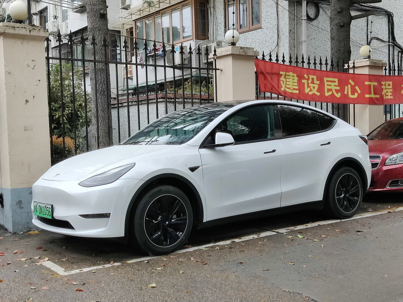 주차된 테슬라 모델 Y 측면부